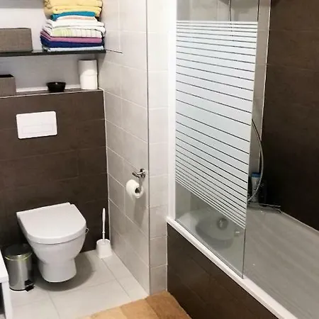 Newly Built Bachelor Pad In Outer City Center Διαμέρισμα Μπρατισλάβα